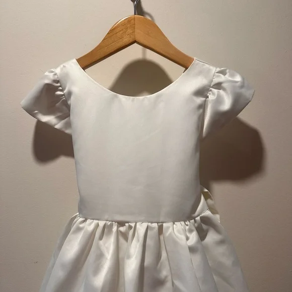 Flower Girl Elegant White Dress for Special Occasions- - Picture 2 of 10